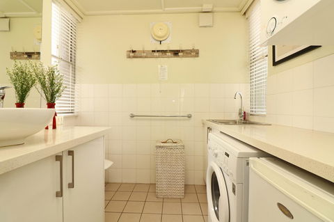 Colour Pop Fitzroy - 3 Bedroom Pet Friendly - Inverell Accommodation 18