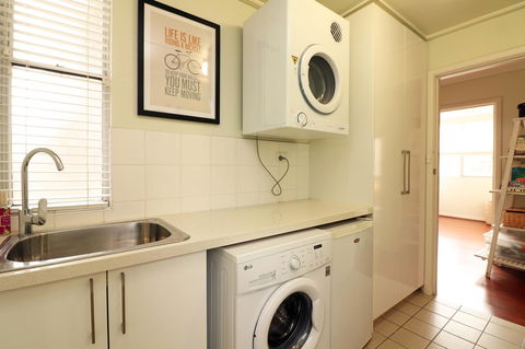 Colour Pop Fitzroy - 3 Bedroom Pet Friendly - Inverell Accommodation 19