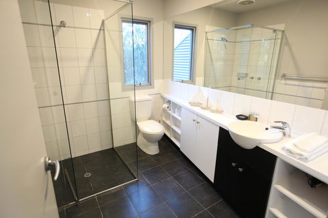 Lorne Luxury - Inverell Accommodation 5