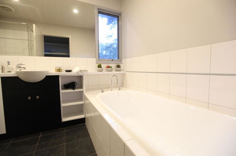Lorne Luxury - Inverell Accommodation 2