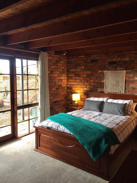 Bricks And Roses - Inverell Accommodation 14