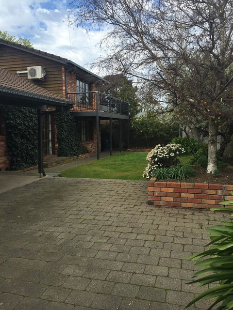 Bricks And Roses - Inverell Accommodation 3