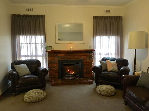 Bricks And Roses - Inverell Accommodation 6
