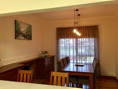 Bricks And Roses - Inverell Accommodation 7