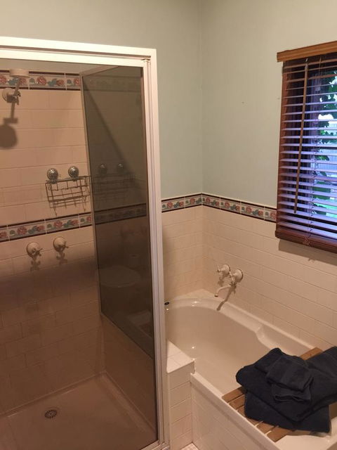 Bricks And Roses - Inverell Accommodation 18