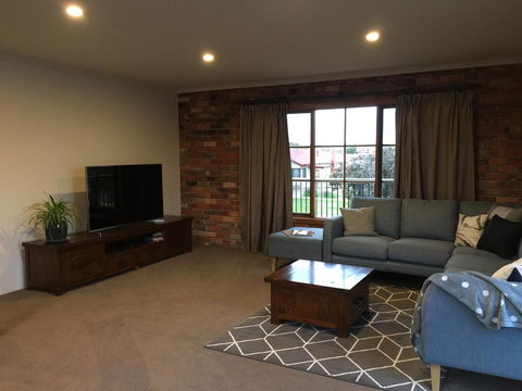 Bricks And Roses - Inverell Accommodation 11
