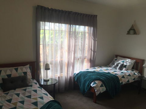 Bricks And Roses - Inverell Accommodation 16