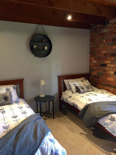 Bricks And Roses - Inverell Accommodation 15