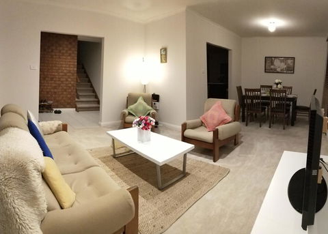 The Gallery Hours - Inverell Accommodation 10