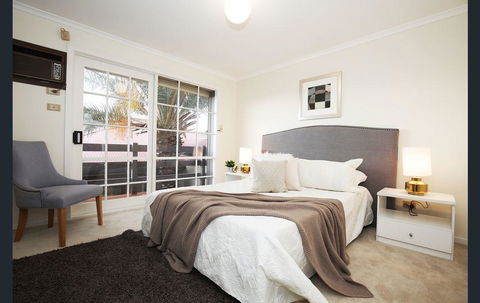 The Gallery Hours - Inverell Accommodation 0