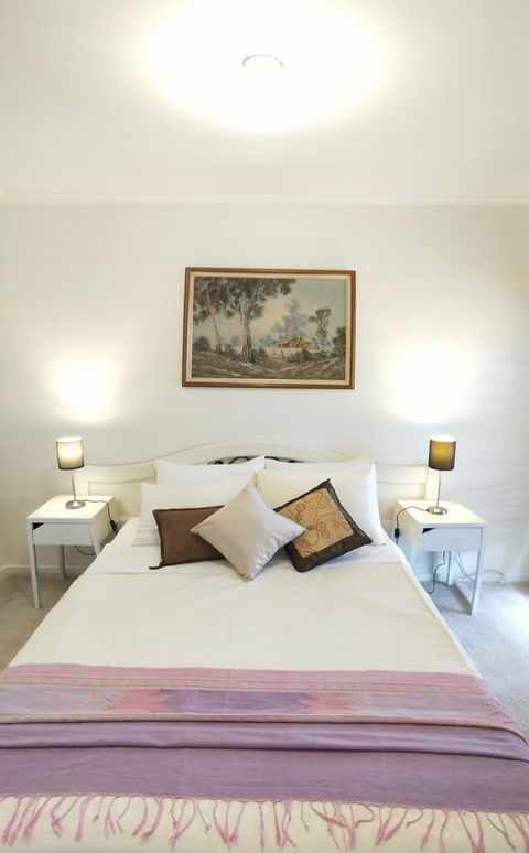 The Gallery Hours - Inverell Accommodation 1