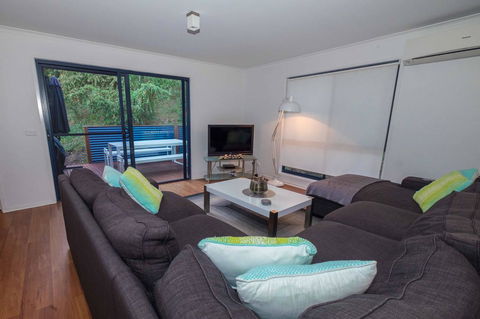 Demure Charm - Inverell Accommodation 9