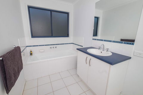 Demure Charm - Inverell Accommodation 14