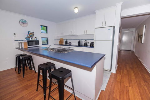 Demure Charm - Inverell Accommodation 7