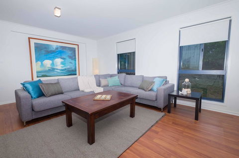 Demure Charm - Inverell Accommodation 3