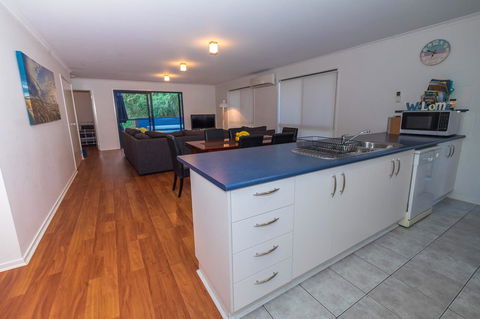 Demure Charm - Inverell Accommodation 6