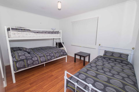 Demure Charm - Inverell Accommodation 13