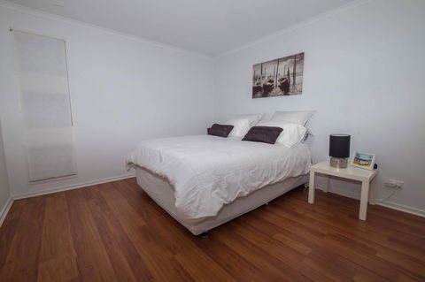 Demure Charm - Inverell Accommodation 4