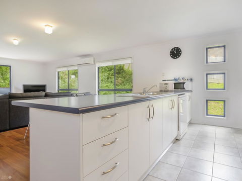 Demure Charm - Inverell Accommodation 15