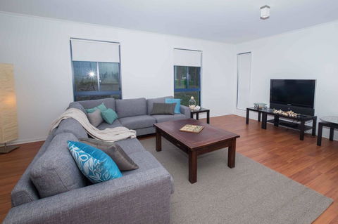 Demure Charm - Inverell Accommodation 2