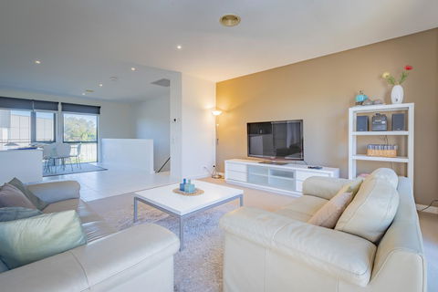 Stylish 3 Bedroom Townhouse - Free Parking - Inverell Accommodation 1
