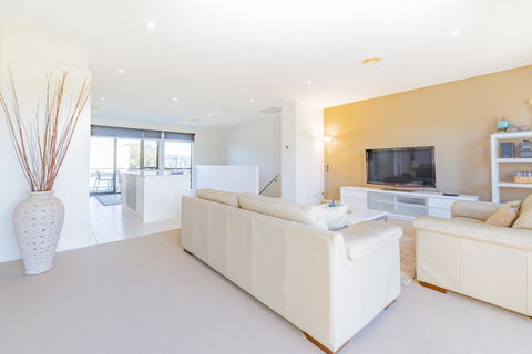 Stylish 3 Bedroom Townhouse - Free Parking - Inverell Accommodation 4