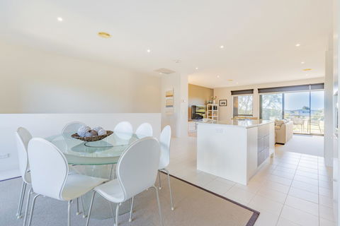 Stylish 3 Bedroom Townhouse - Free Parking - Inverell Accommodation 14