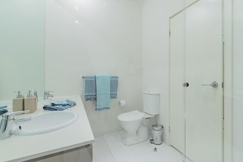 Stylish 3 Bedroom Townhouse - Free Parking - Inverell Accommodation 18