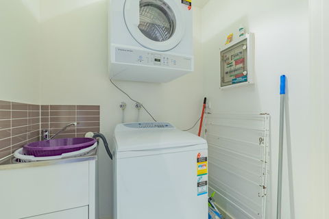Stylish 3 Bedroom Townhouse - Free Parking - Inverell Accommodation 21