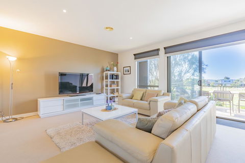 Stylish 3 Bedroom Townhouse - Free Parking - Inverell Accommodation 9