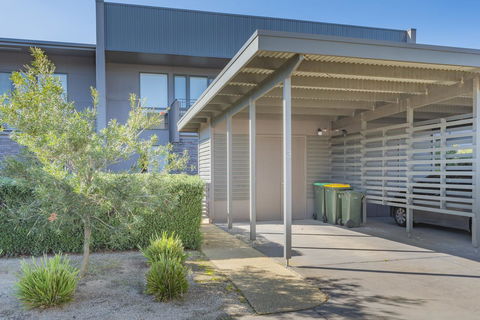 Stylish 3 Bedroom Townhouse - Free Parking - Inverell Accommodation 24