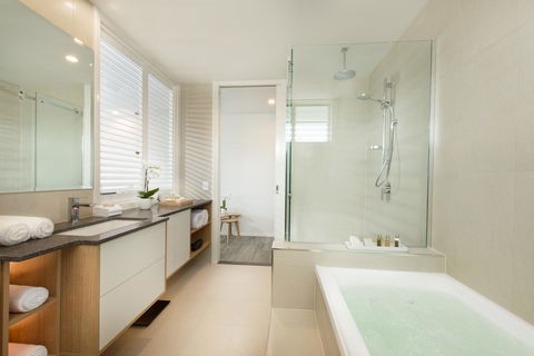 Heart Hotel And Gallery Whitsundays - Inverell Accommodation 1