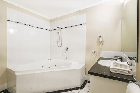 Regal Port Douglas - Inverell Accommodation 9