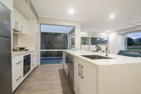 Pool Resort Port Douglas - Inverell Accommodation 40