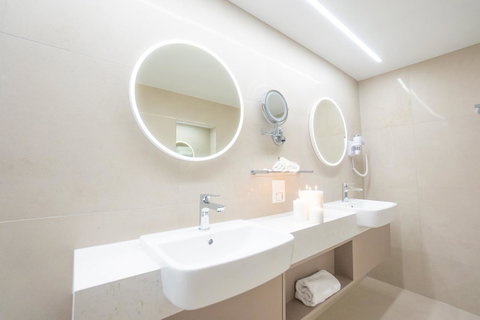 Pacific Hotel Cairns - Inverell Accommodation 24
