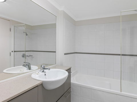 Oaks Brisbane River City Suites - Inverell Accommodation 10