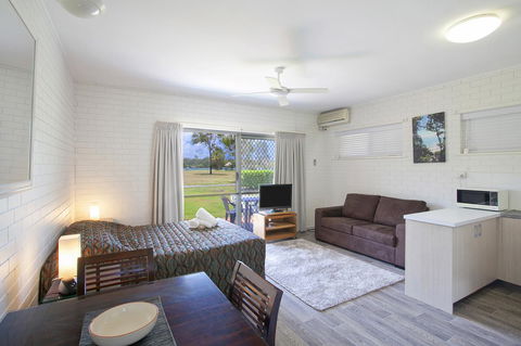 Regency Waterfront Noosa - Inverell Accommodation 3