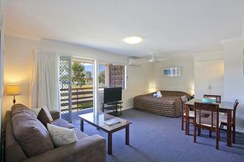 Regency Waterfront Noosa - Inverell Accommodation 0