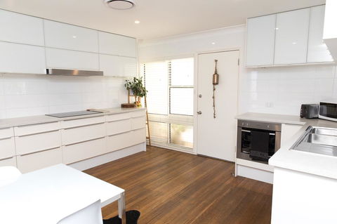 White Beach Cottage - Inverell Accommodation 1