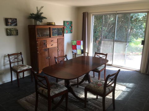 Yarram Cottage: Art And Accommodation - Inverell Accommodation 3