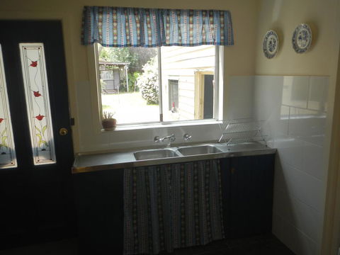 Yarram Cottage: Art And Accommodation - Inverell Accommodation 2
