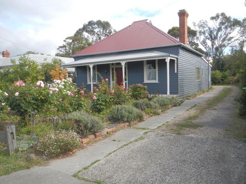 Yarram Cottage: Art And Accommodation - Inverell Accommodation 1