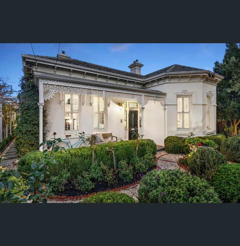 A Majestic Victorian Private Rear Access Quarters - Inverell Accommodation 1