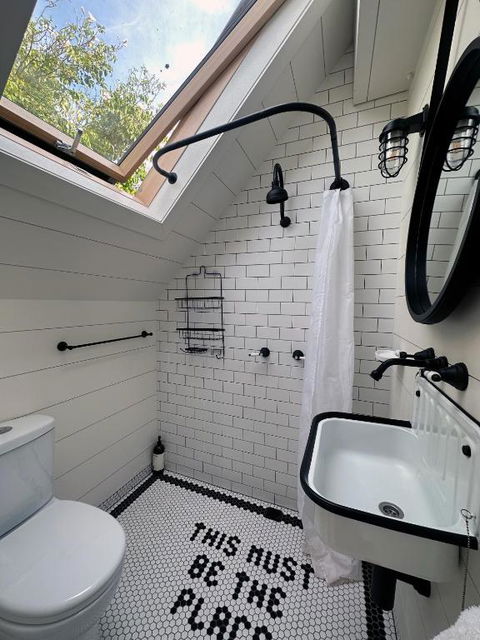 A Majestic Victorian Private Rear Access Quarters - Inverell Accommodation 4
