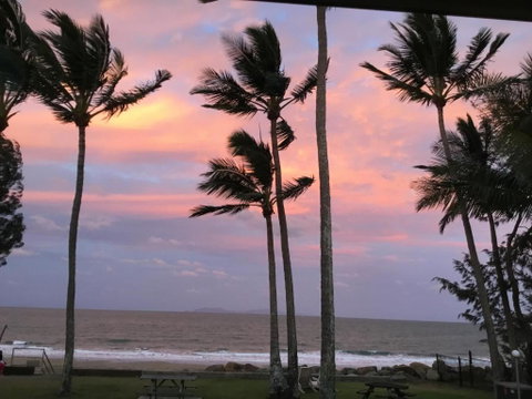 ABSOLUTE BEACH FRONT MACKAY - Blue Pacific - Inverell Accommodation 4