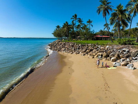 ABSOLUTE BEACH FRONT MACKAY - Blue Pacific - Inverell Accommodation 3