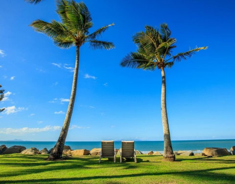 ABSOLUTE BEACH FRONT MACKAY - Blue Pacific - Inverell Accommodation 0