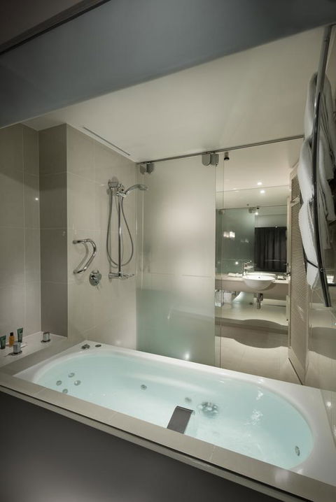 Hilton Cairns - Inverell Accommodation 4