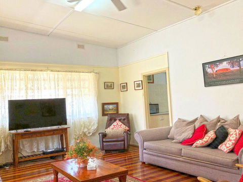 'Daves Place', 27 Rigney St - Holiday House With WIFI, Aircon & Boat Parking - Inverell Accommodation 1