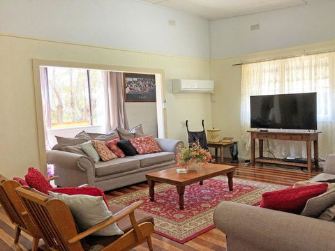 'Daves Place', 27 Rigney St - Holiday House With WIFI, Aircon & Boat Parking - Inverell Accommodation 3